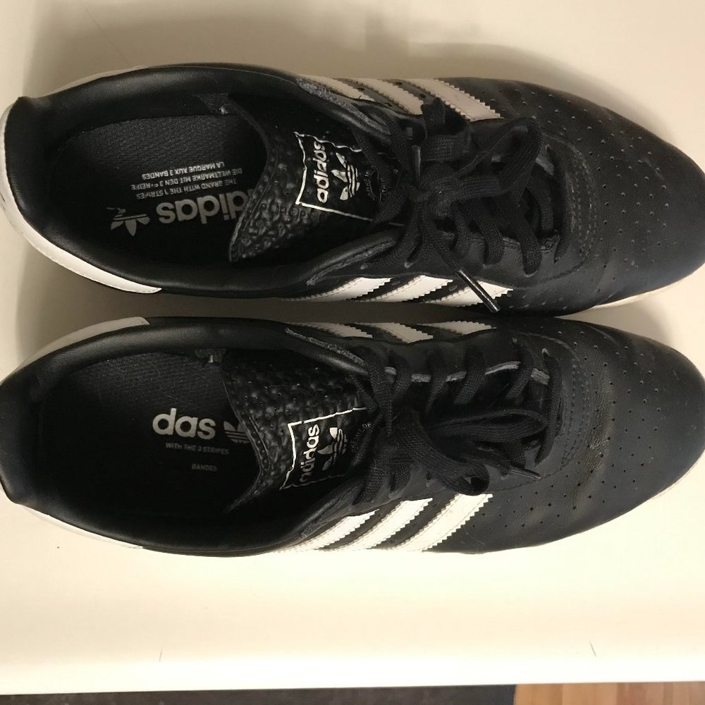 Adidas sambas in great shape size 9 men's